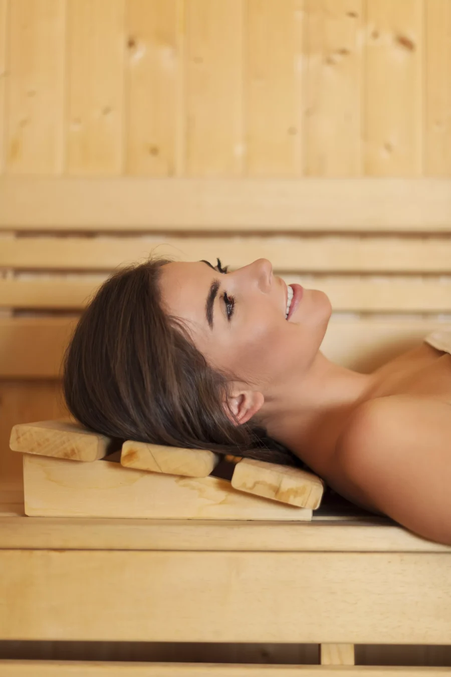 sourire-belle-femme-au-repos-dans-un-sauna